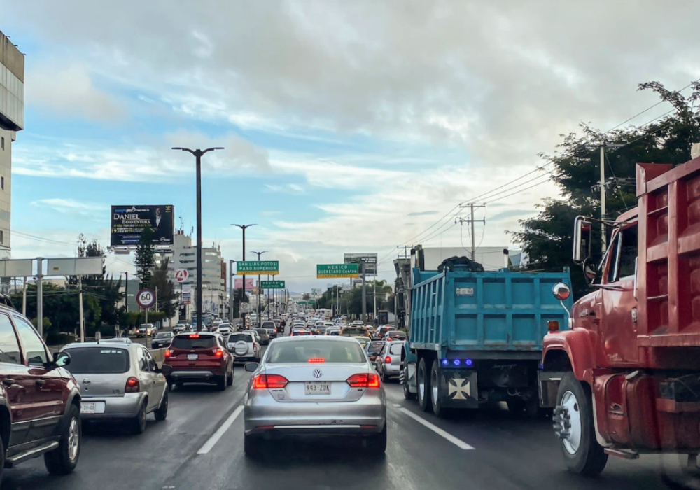 Este lunes no circulan vehículos con engomado amarillo