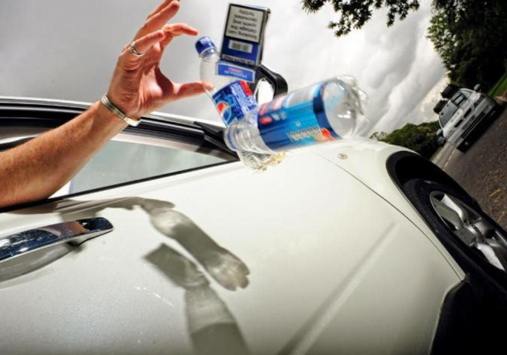 Te pueden multar por tirar basura a la calle desde tu auto