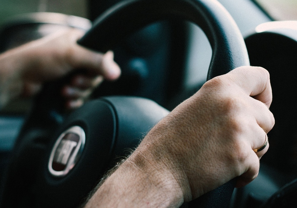 Cuál es la forma correcta de agarrar el volante del auto