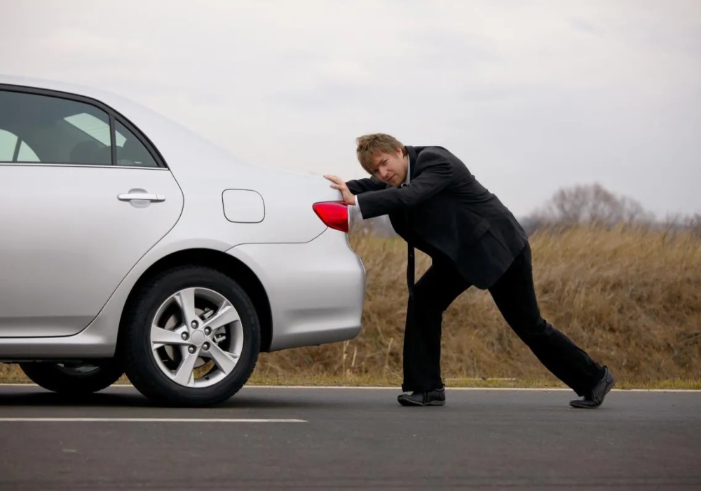 Por qué no debes empujar un auto que no arranca