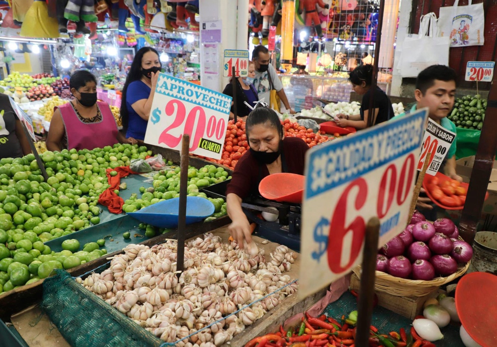 Inflación habría alcanzado en septiembre nuevo máximo en dos décadas en México: sondeo