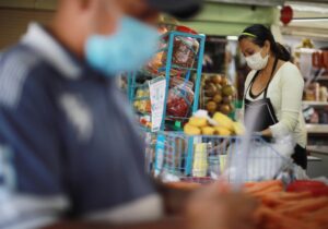 Inflación habría alcanzado en septiembre nuevo máximo en dos décadas en México: sondeo