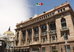 Banxico recorta tasa, ve más inflación… y divide a expertos